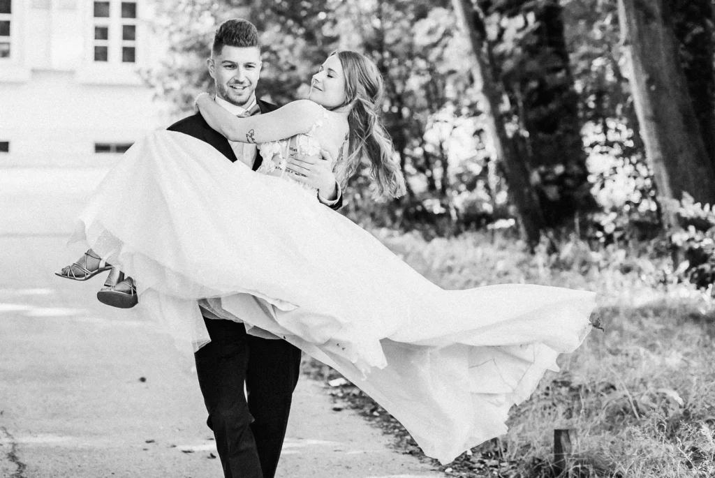 hochzeitsreportage_firstlook_paarshooting_weddingdestination_fotobuch_brautstyling_brautpaar-23_ergebnis