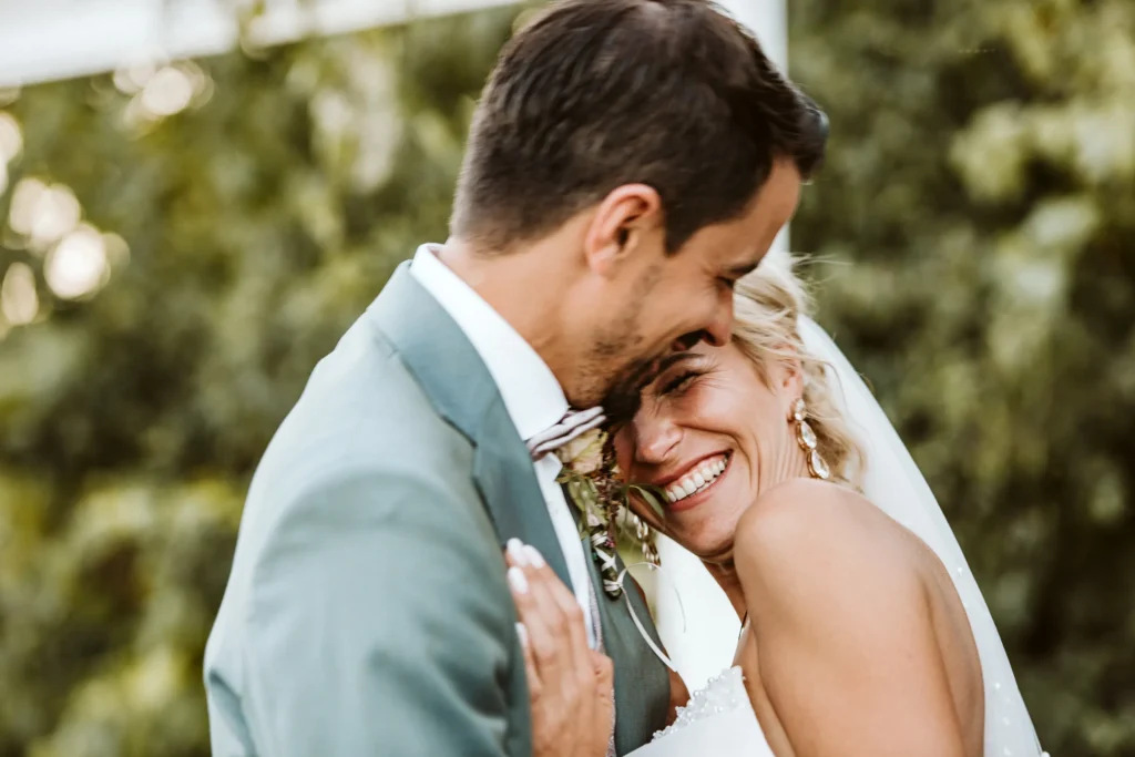 Hochzeitsfotograf Frankfurt emotionale Brautpaar Nahaufnahme natürliche Hochzeitsbilder